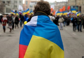 Вибір між російським і українським
