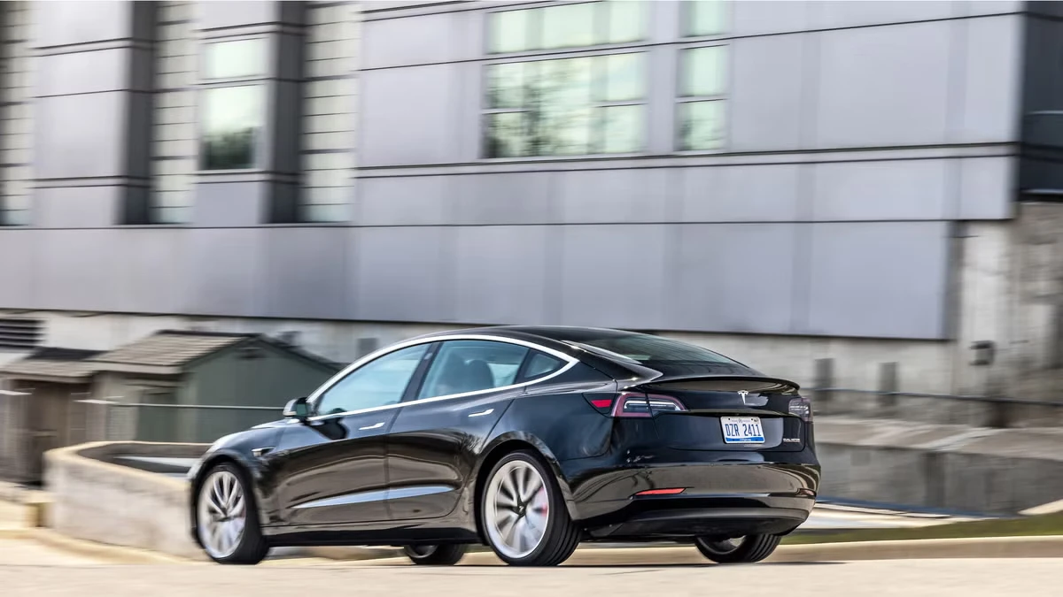 Tesla - одне з найпопулярніших авто, яке приганяють з США